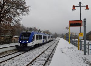 H2-Zug im Bahnhof Köppern am 12.12.2022. Auf den angekündigten Gegenzug um 12:00 Uhr warten die Fahrgäste heute noch. Foto: M. Härter