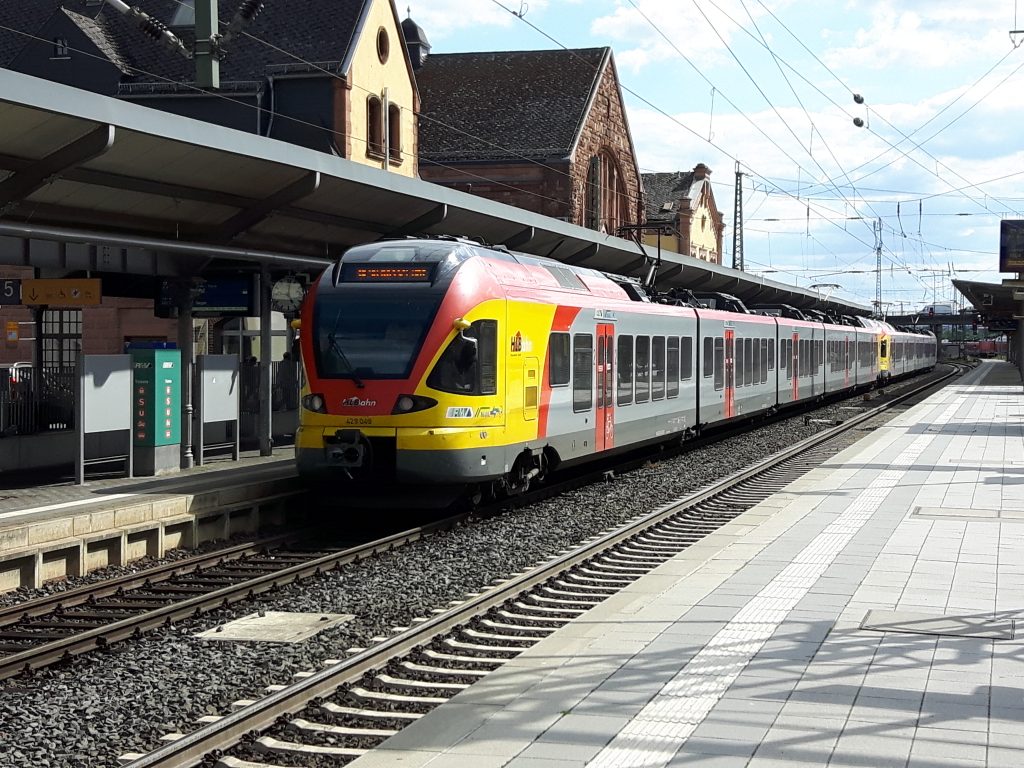 Ein Stadler-Flirt auf Gleis 1 im Bahnhof Gießen