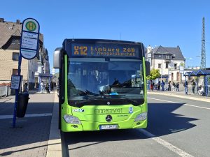 Ein Bus der Linie X12 am Busbahnhof vor dem Bahnhof in Herborn,.